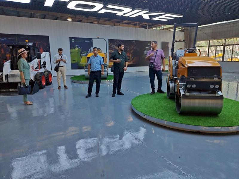 國外客戶來我廠參觀考察小型壓路機，并達(dá)成合作意向
