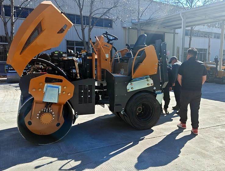 3月18日，哈薩克斯坦客戶來廠體驗考察5噸膠輪壓路機